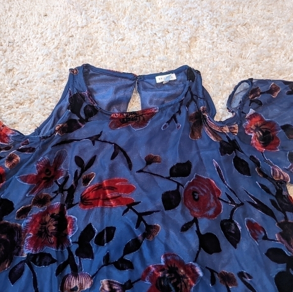 EN Creme Cold Shoulder Top With Velvet Flowers - Picture 8 of 9